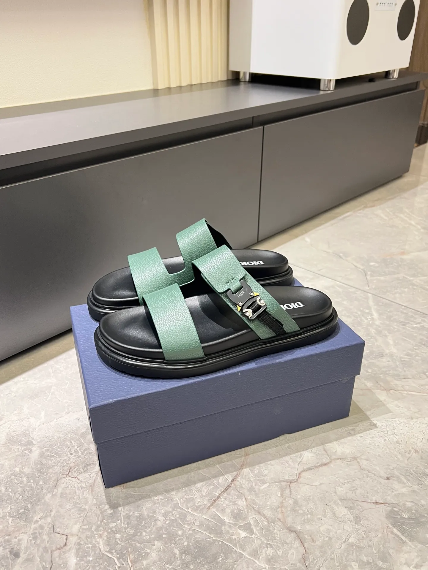 Men's Men's Shoes 💰p320 Dio* Men's Sandals Slippers. Showcasing Dior haute couture design. The Dior gray suede strap is accented with an aluminum Dior buckle for added style. Paired with a comfortable tonal notch sole, they pair easily with shorts or jeans for a sophisticated look. Main body: suede cow leather, technical fabric lining: cow leather, with adjustable straps, aluminum Dior buckle, Dior gray EVA insole, tonal notched rubber outsole splicing structure, size: 38-44 (customized at 45.46)